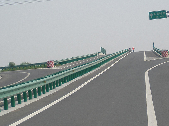 嘉兴高速公路护栏的材质与规格